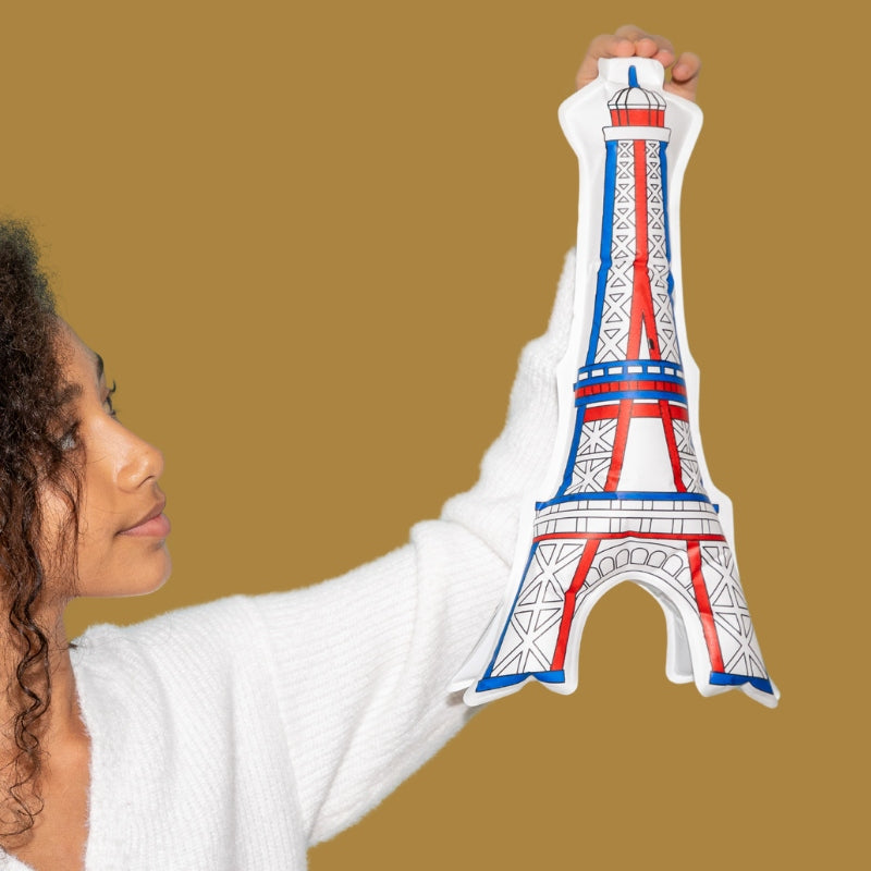 Mini-Eiffelturm Neben Original In Paris Aufgebaut