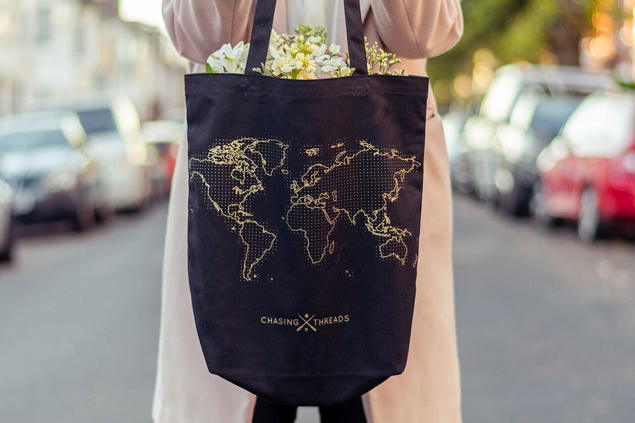 Sac fourre-tout Stitch Your Travels - Noir Chasing Threads Ltd