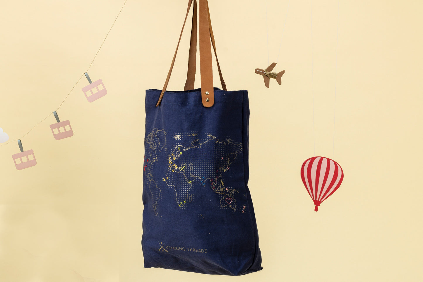 Sac fourre-tout Stitch Your Travels - Marine avec poignées en cuir Chasing Threads Ltd