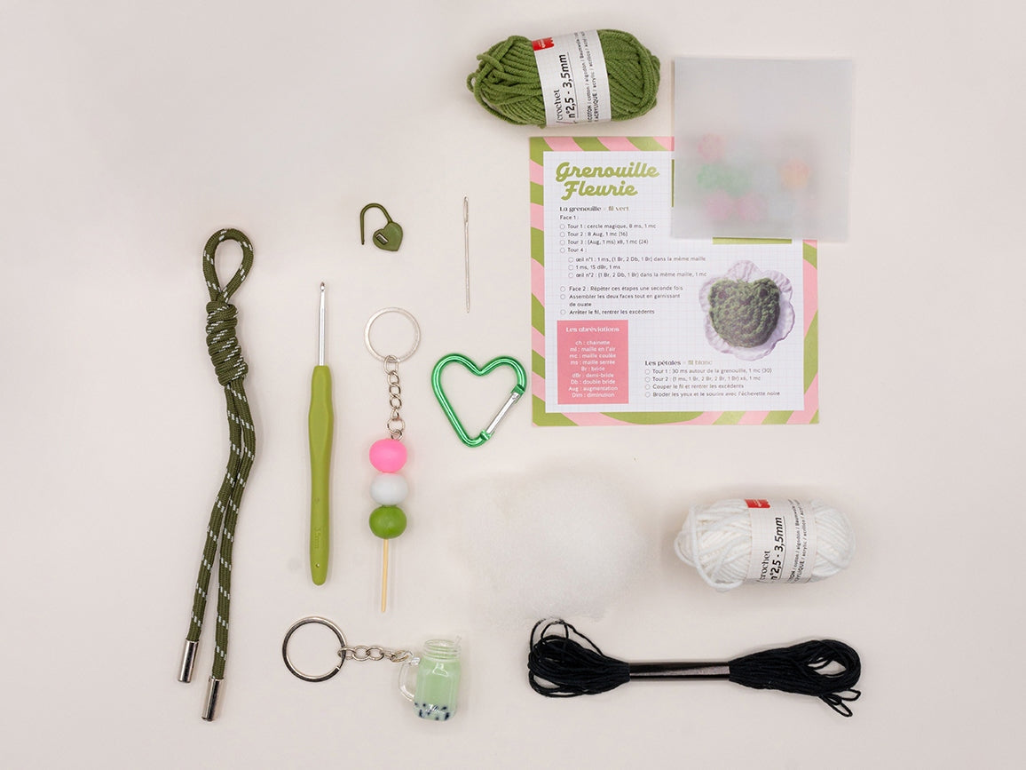 Kit Crochet Débutant – Bag Charms Matcha Club DIY zen & kawaii | La Petite Épicerie LA PETITE EPICERIE