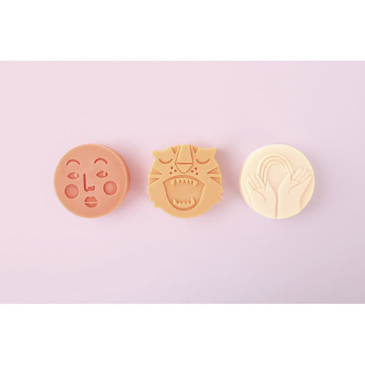 Kit DIY Shower Time Joy permettant de réaliser vous-même 3 savons funs et colorés! GRAINE CREATIVE