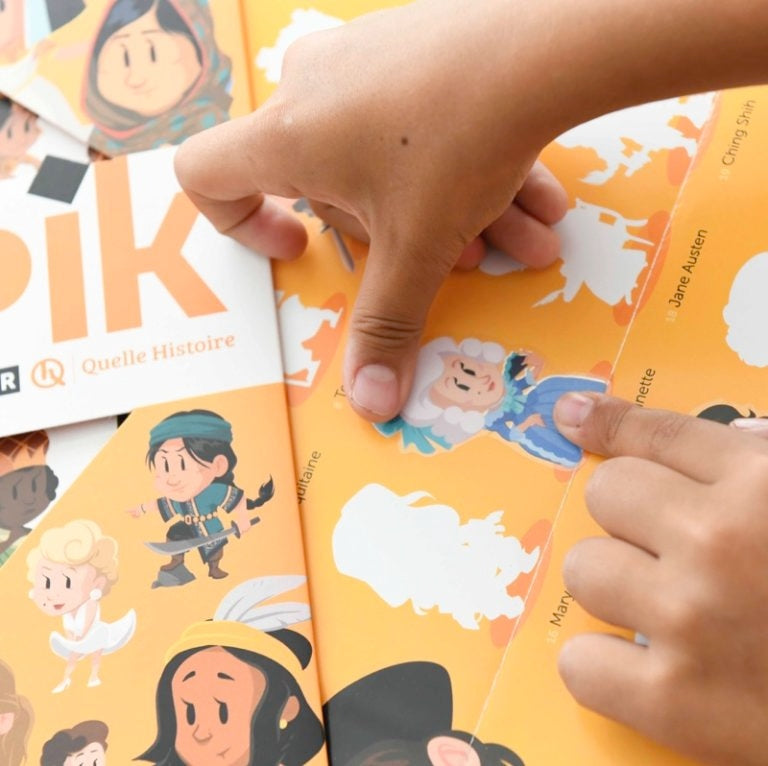 Poster Poppik “Femmes célèbres” (Quelle Histoire) + 46 stickers – Bilingue FR/EN (7-12 ans) poppik