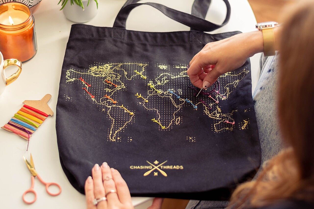 Sac fourre-tout Stitch Your Travels - Noir Chasing Threads Ltd