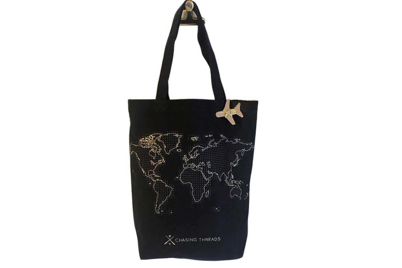 Sac fourre-tout Stitch Your Travels - Noir Chasing Threads Ltd