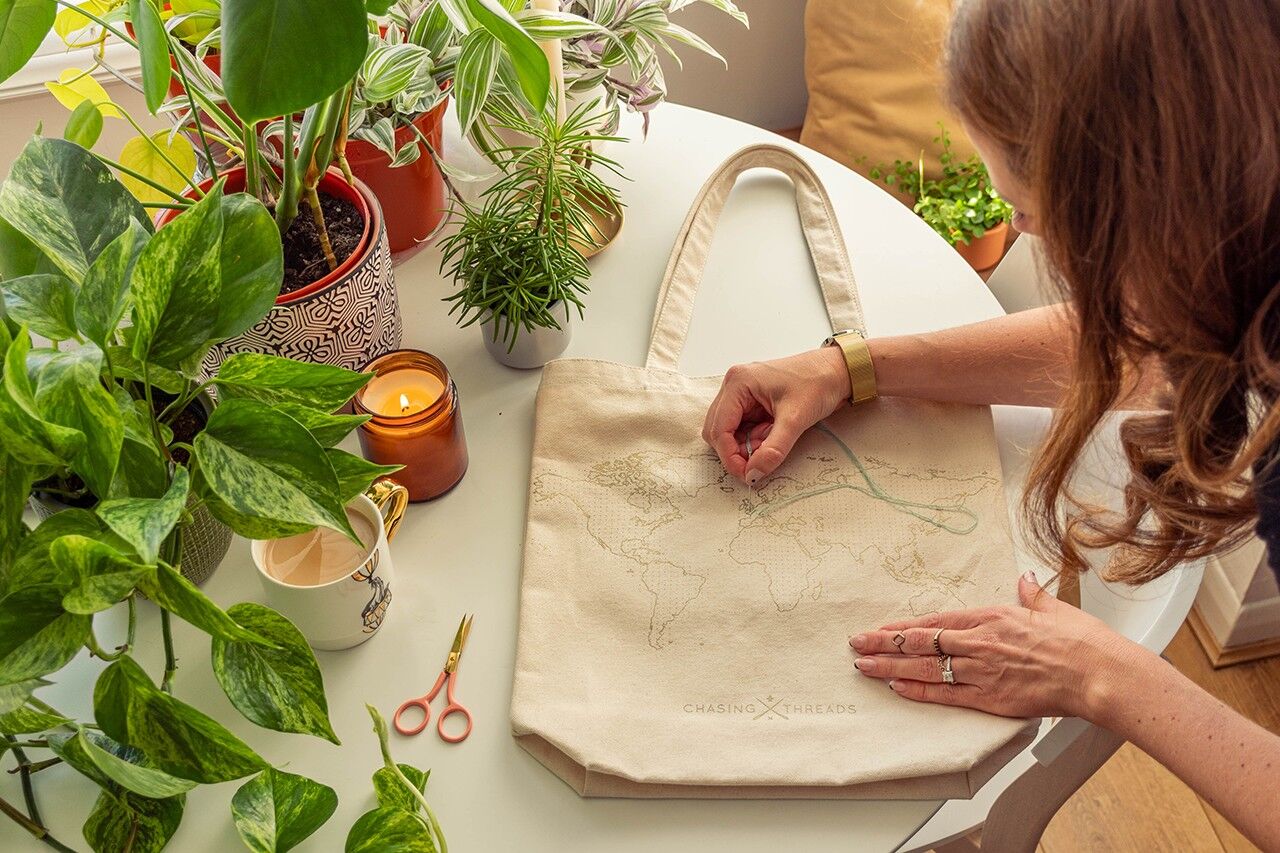 Sac Fourre-Tout Stitch Your Travels - Toile Naturelle Chasing Threads Ltd