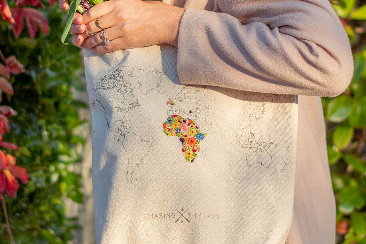 Sac Fourre-Tout Stitch Your Travels - Toile Naturelle Chasing Threads Ltd