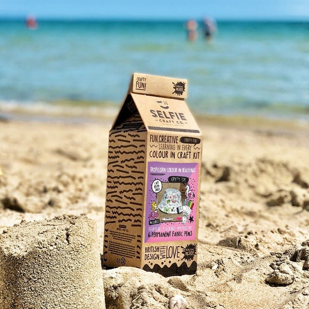 Chapeau de plage réversible Tropicorn à colorier – Kit créatif enfant 100% coton Selfie Craft Co