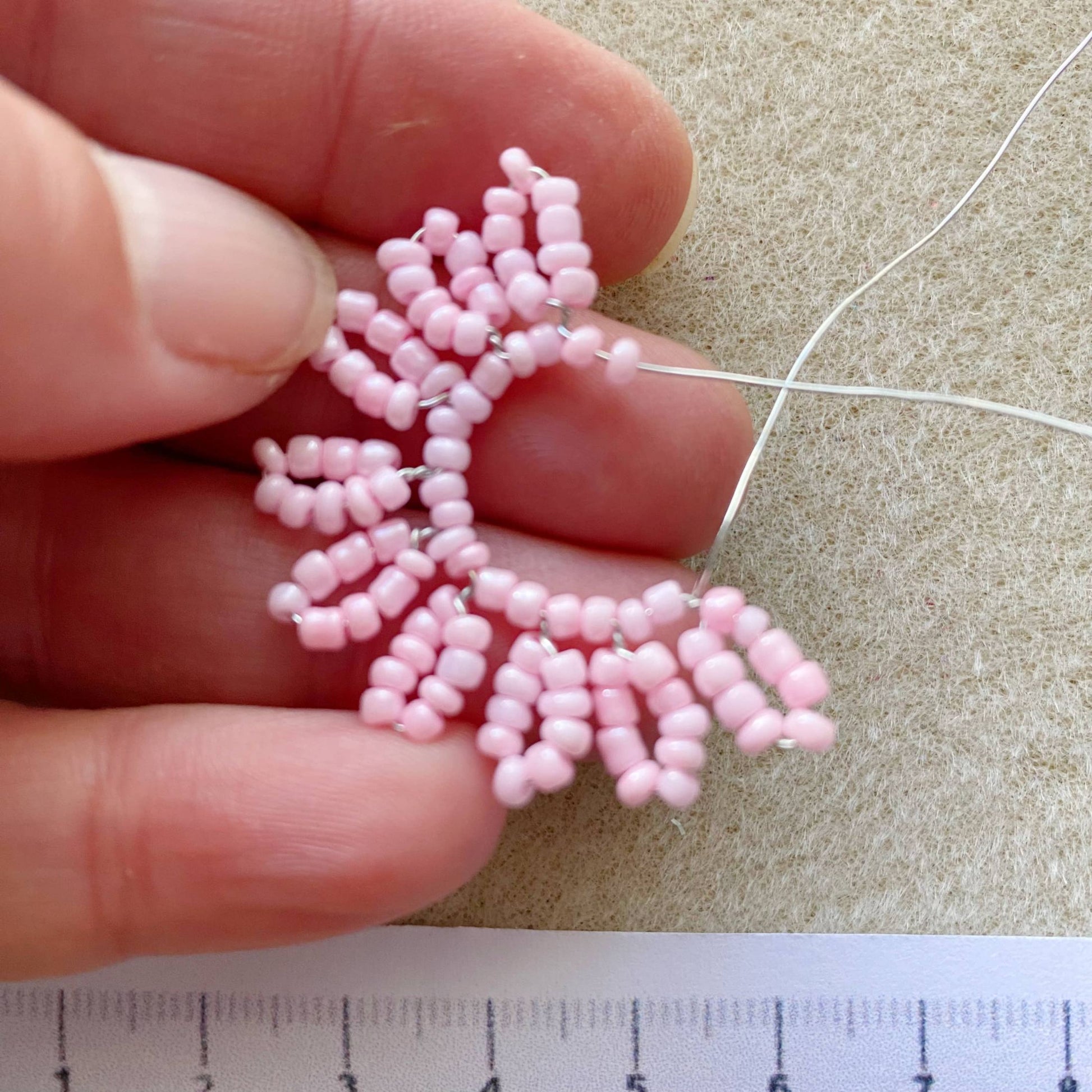 Kit de création de fleurs perlées - Gerbera (rose). Un cadeau créatif. The Beadology Shop