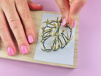 Kit de fabrication de boucles d'oreilles Wire Jig The Edinburgh Craft Club