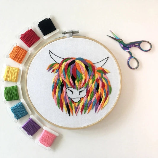 Kit de Broderie Vache des Highlands – DIY coloré avec cerceau Cinnamon