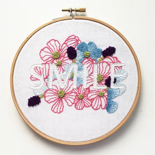 Kit de Broderie Florale “Smile” avec cerceau – DIY relaxant et positif Cinnamon