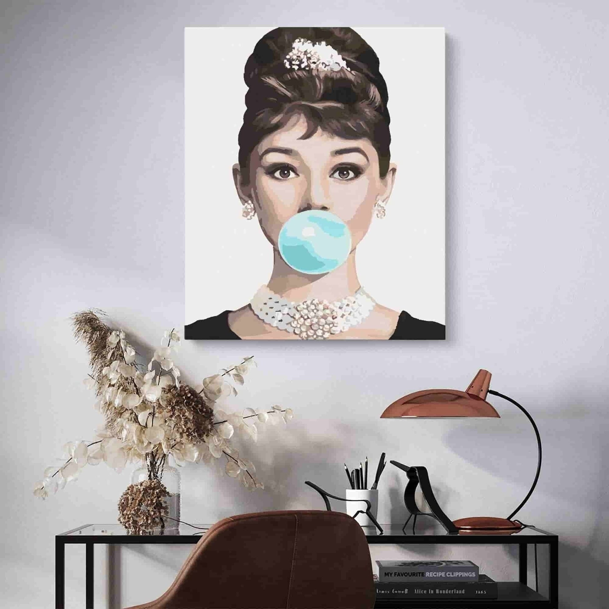 PEINTURE PAR NUMÉROS ® - Audrey Hepburn bubblegum - (Peinture par Numéros Encadrée 40x50cm) Pintar Numeros