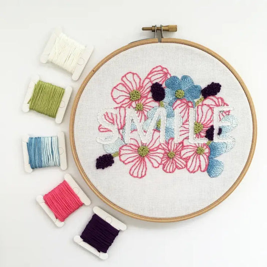 Kit de Broderie Florale “Smile” avec cerceau – DIY relaxant et positif Cinnamon