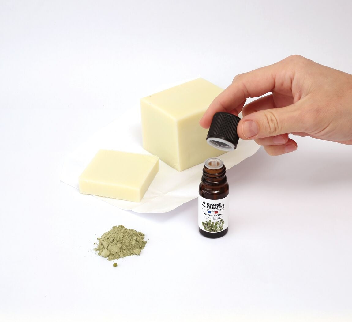 Gros plan sur les savons maison à l’argile verte, au parfum de garrigue, fabriqués avec le kit Graine Créative.