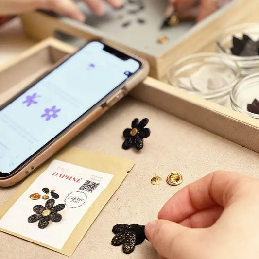 Mini Kit Daphne Pins Cuir Fleur Noir Diy La cabane à perles