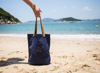 Sac fourre-tout Stitch Your Travels - Marine avec poignées en cuir Chasing Threads Ltd