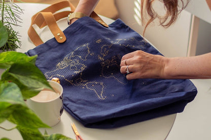 Sac fourre-tout Stitch Your Travels - Marine avec poignées en cuir Chasing Threads Ltd