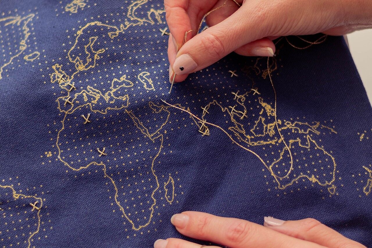 Sac fourre-tout Stitch Your Travels - Marine avec poignées en cuir Chasing Threads Ltd