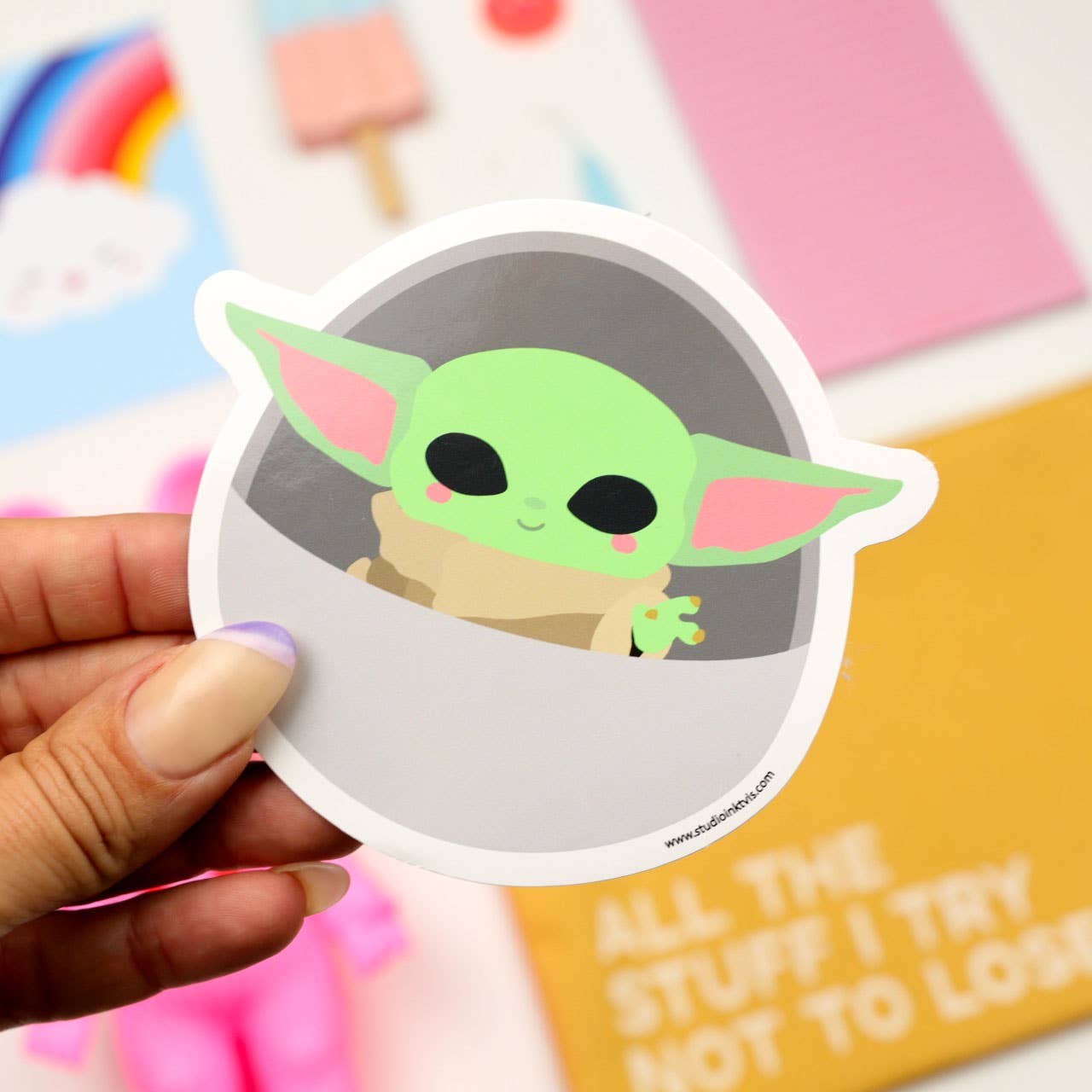 Sticker Baby Yoda Grogu Star Wars – Autocollant Kawaii Mandalorian Studio Inktvis B.V.