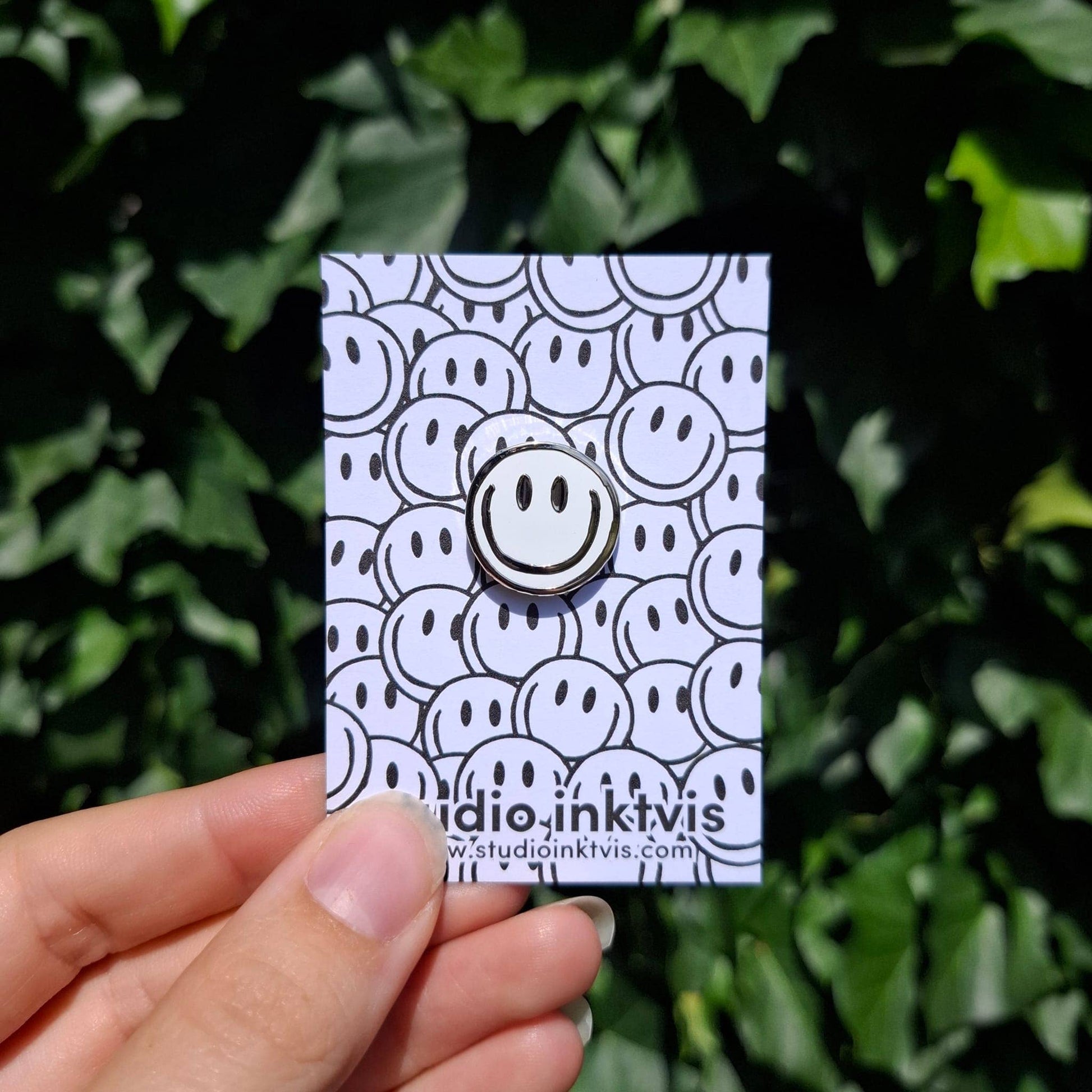 Pin Smiley Blanc – Broche Émaillée Kawaii & Pop Culture Studio Inktvis B.V.