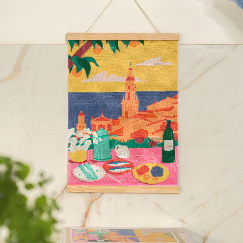 Coffret Petit Diamond Menton – Diamond Painting Côte d’Azur 30x40 cm | Gisele Murias LA PETITE EPICERIE