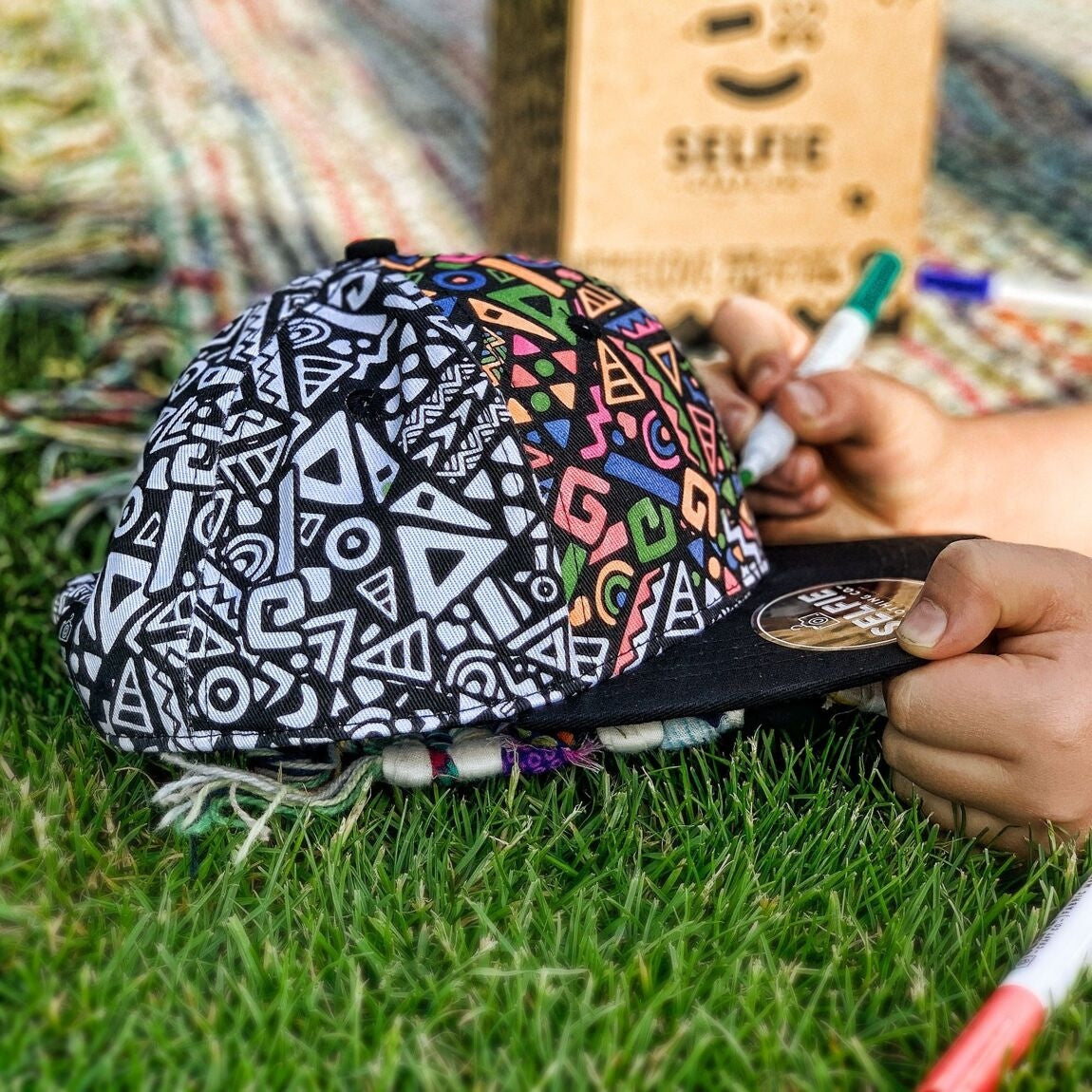 Casquette Snapback Tribal à colorier – Kit créatif enfant avec feutres textile Selfie Craft Co
