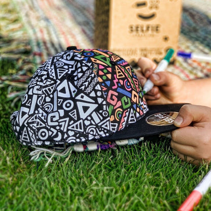 Casquette Snapback Tribal à colorier – Kit créatif enfant avec feutres textile Selfie Craft Co