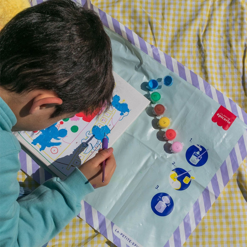 Enfant réalisant une peinture au numéro adaptée aux petits