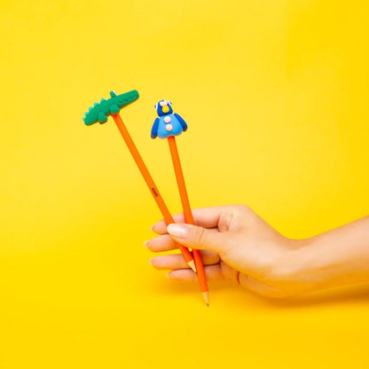 Enfant qui modèle la pâte Magic-do OMY