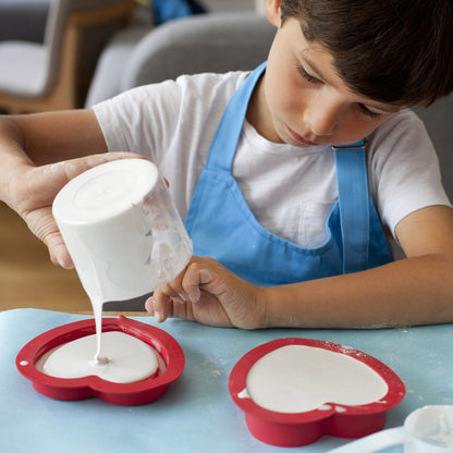 Enfant en train de fabriquer et décorer la boîte cœur mako moulages