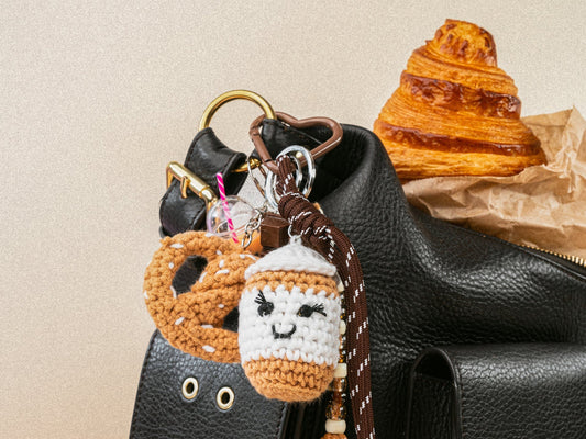 Kit Crochet Débutant Coffee Time – Bag Charms DIY café & bretzel LA PETITE EPICERIE