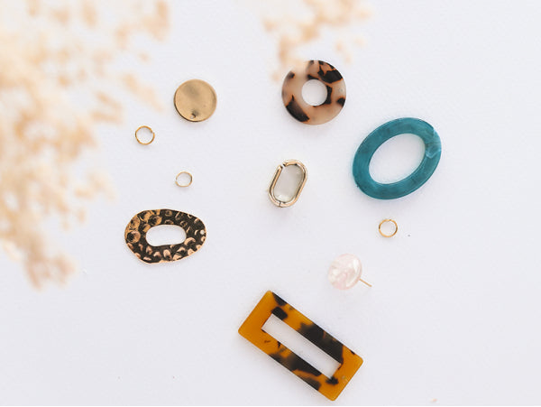 Création de boucles d oreilles avec éléments en acétate coloré
