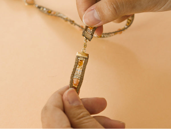 Bracelet wrap réalisé avec perles colorées et pierre rose