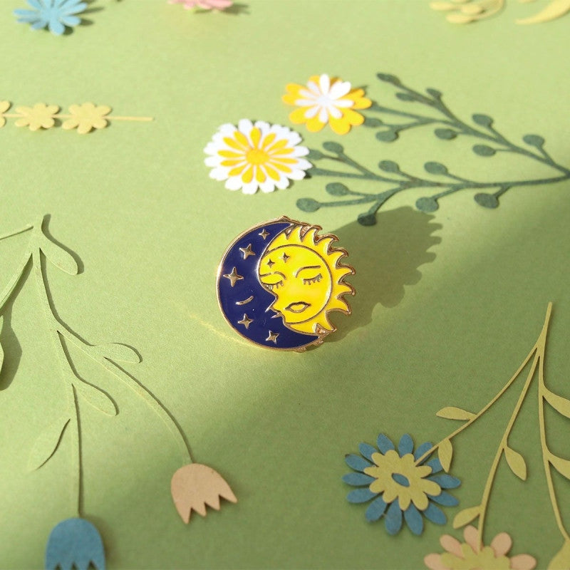 Broche Pin’s Cosmique Lune & Soleil Émaillé – Accessoire Mystique Vintage LA PETITE EPICERIE