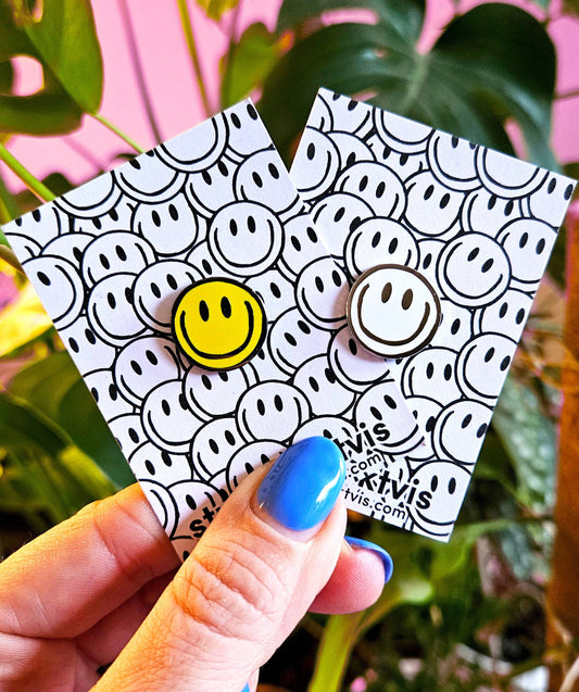 Pin Smiley Blanc – Broche Émaillée Kawaii & Pop Culture Studio Inktvis B.V.