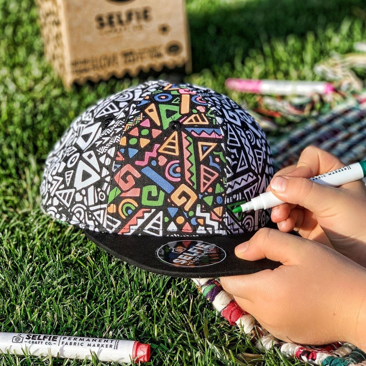 Casquette Snapback Tribal à colorier – Kit créatif enfant avec feutres textile Selfie Craft Co