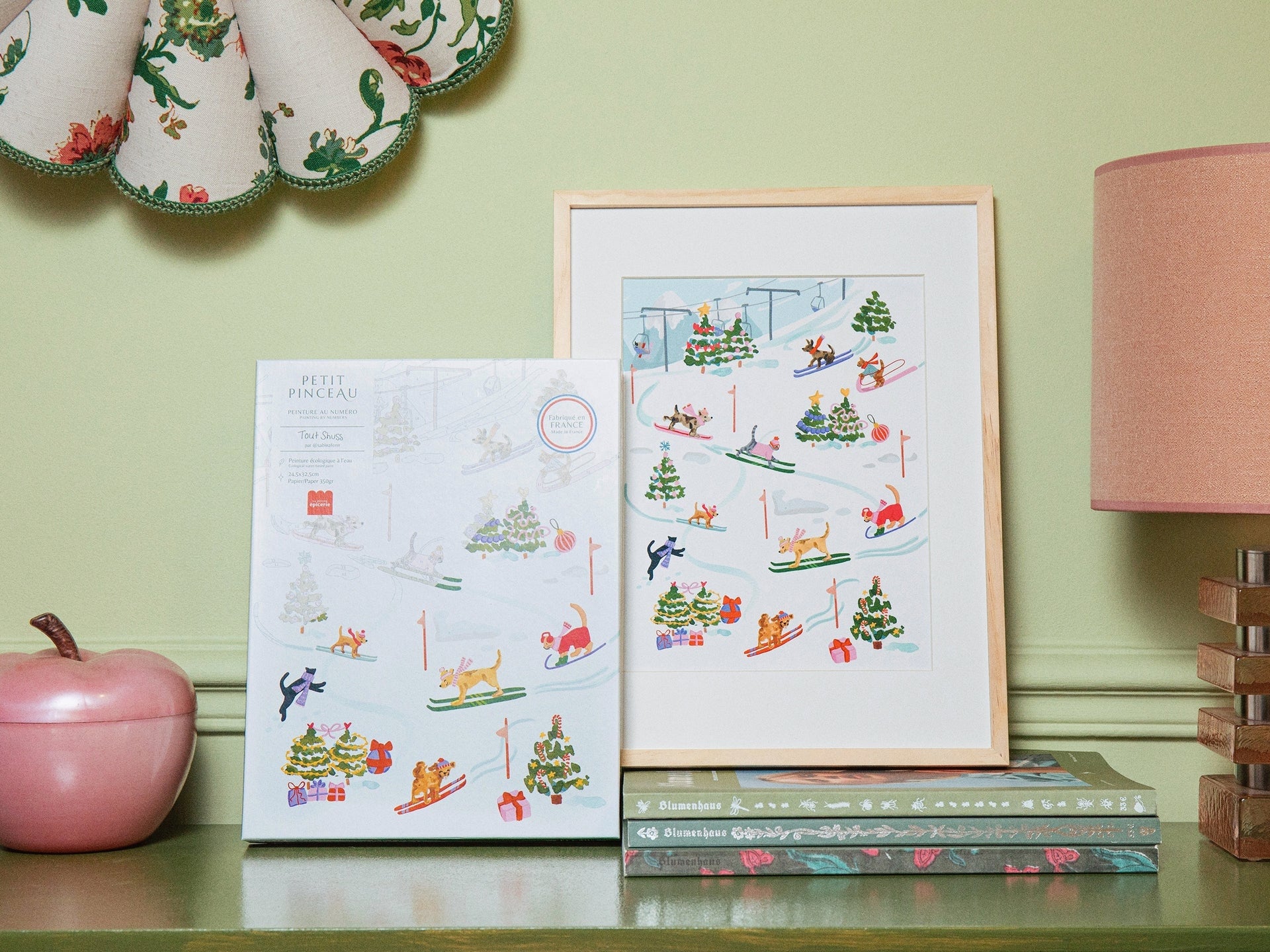 Vue d’ensemble du coffret Petit Pinceau Tout Schuss : pots, pinceaux et notice.