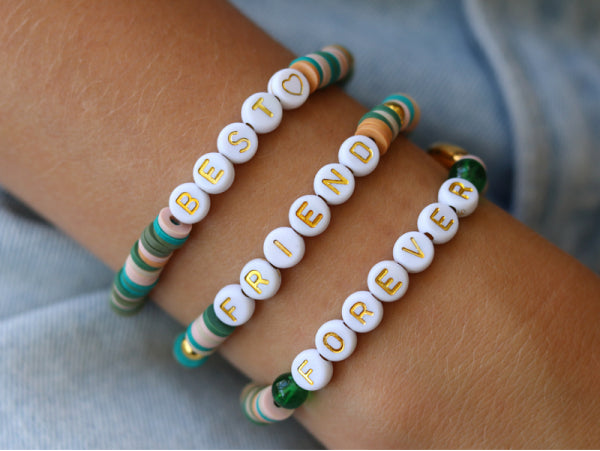 Fabrication de bracelets personnalisés avec perles lettres