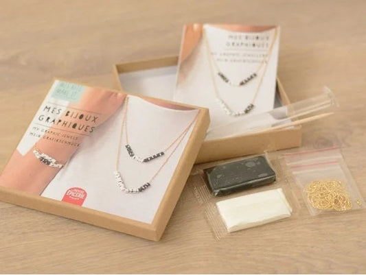 Bijoux graphiques réalisés en pâte polymère noire et blanche