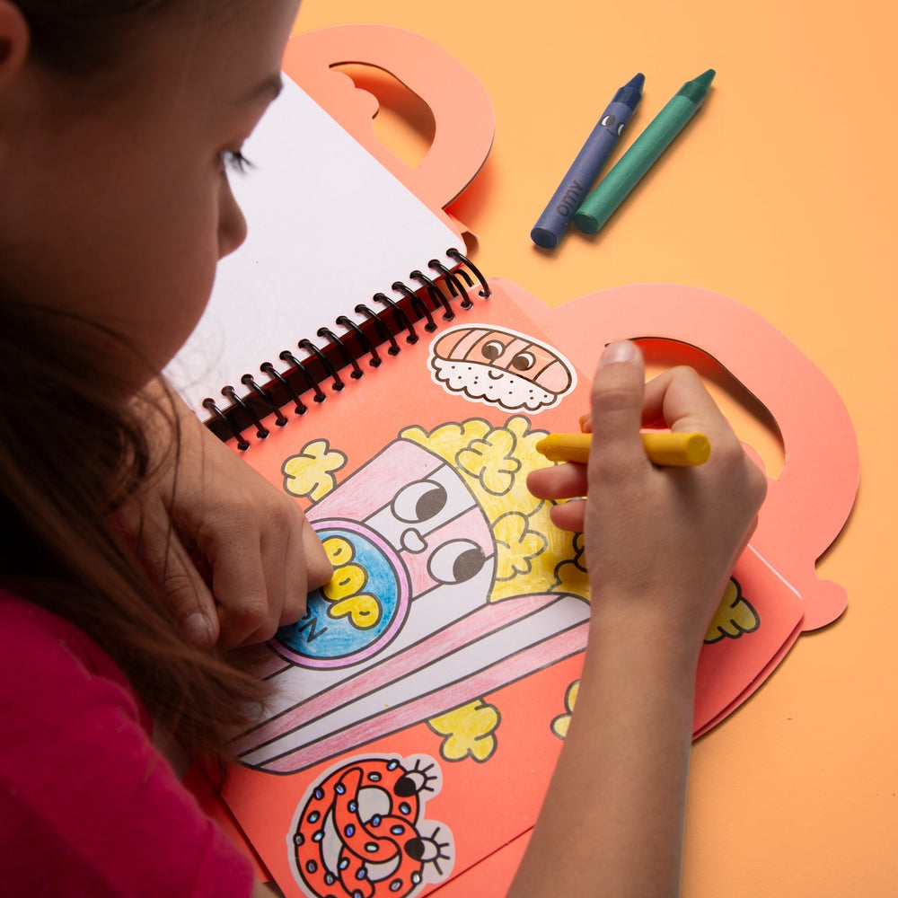 OMY – Cahier de coloriage Yummy food truck + crayons & stickers – Dès 3 ans omy