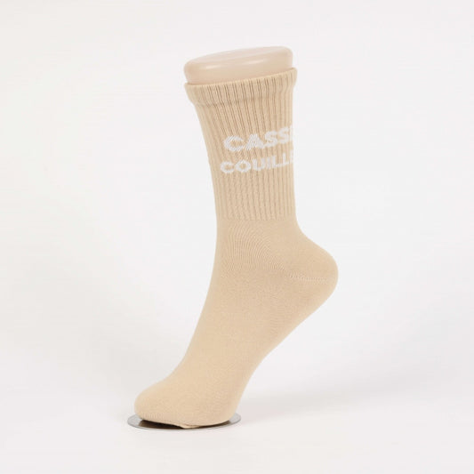 Gros plan message CASSE COUILLES sur chaussettes humour