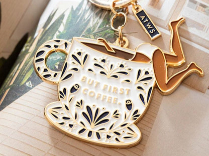 Porte-clés But First Coffee en émail doré – idée cadeau coffee lover All the ways to say