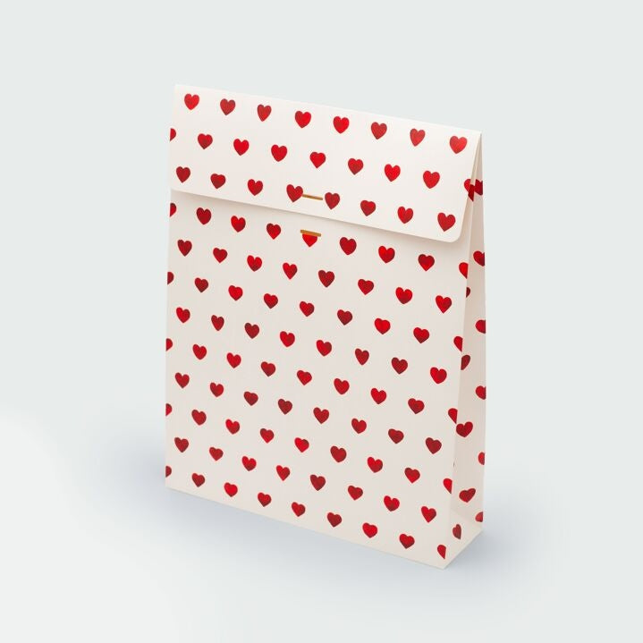 Gros plan sur le motif de cœurs rouges de la pochette cadeau Red Hearts