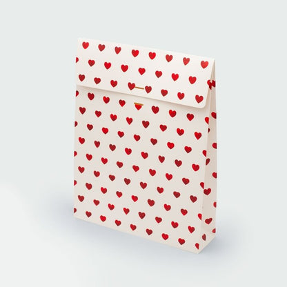 Gros plan sur le motif de cœurs rouges de la pochette cadeau Red Hearts
