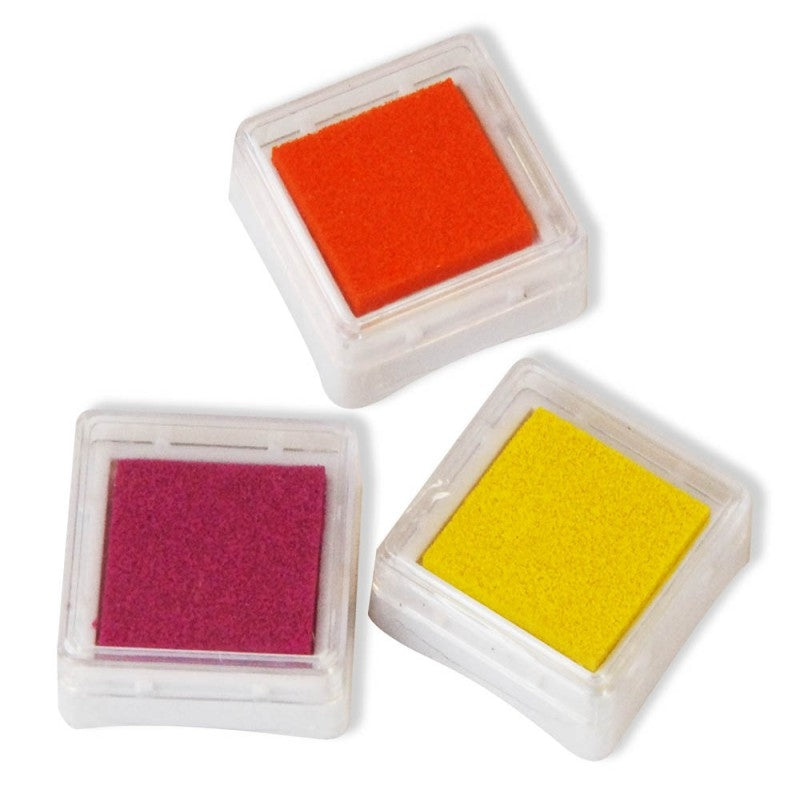 Enfant utilisant les encreurs carrés Crealign pour colorer des tampons bois.