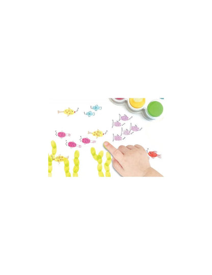 Enfant appliquant un encreur à doigt sur une feuille pour créer des empreintes colorées