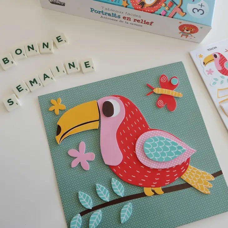 Enfant collant les pièces mousse sur un tableau animaux de la savane CREALIGN