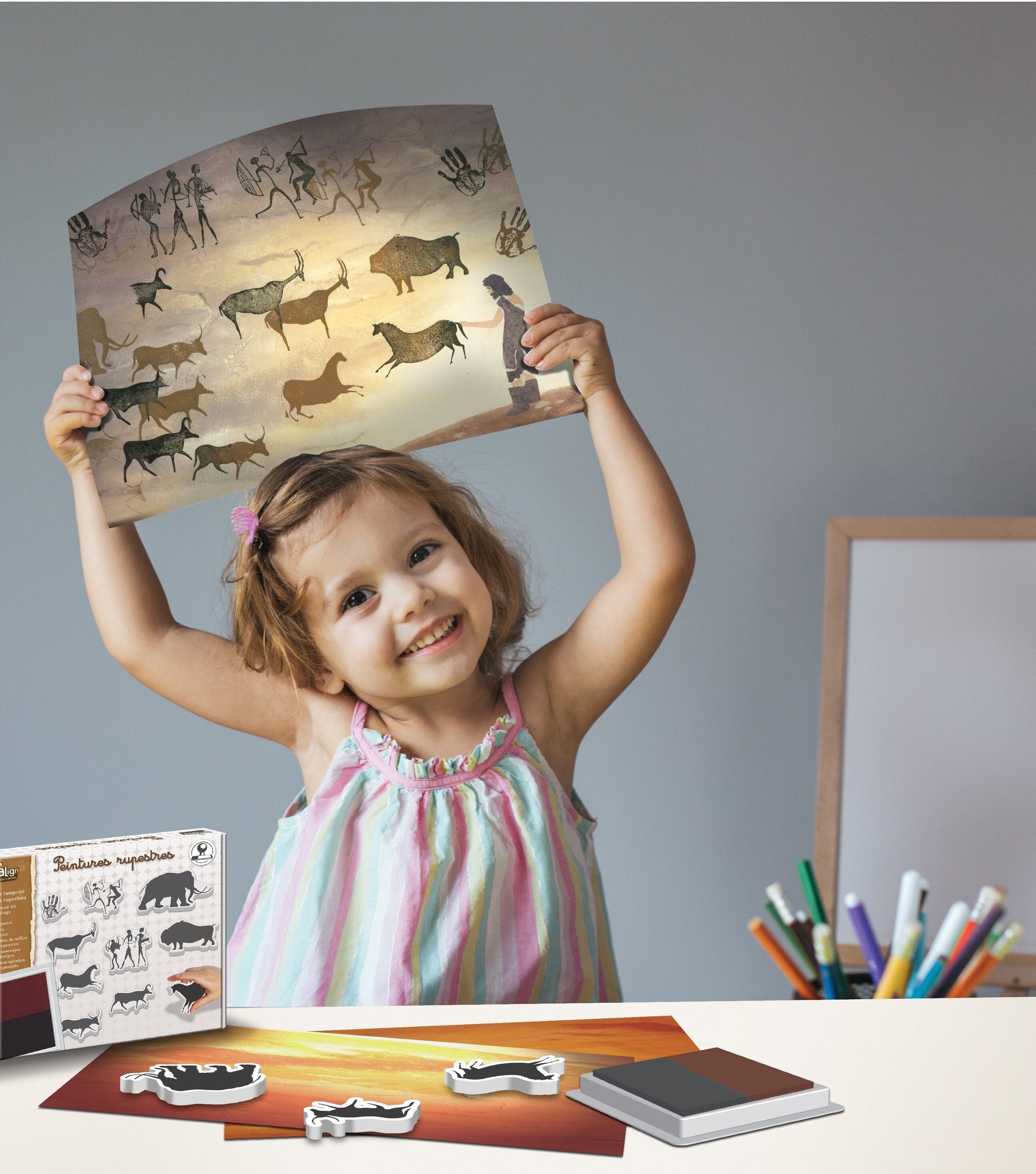 Enfant tamponnant des symboles préhistoriques avec le kit Crealign
