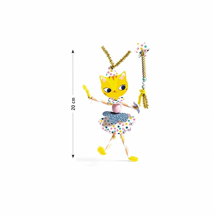 Enfant enfilant des perles sur des fils chenille avec le kit Djeco
