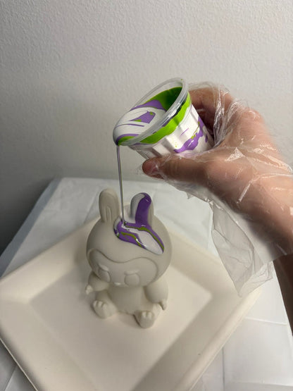 Kit Anniversaire Pouring Art Labubu 17 cm – Figurine tendance à personnaliser + 3 peintures JOY!